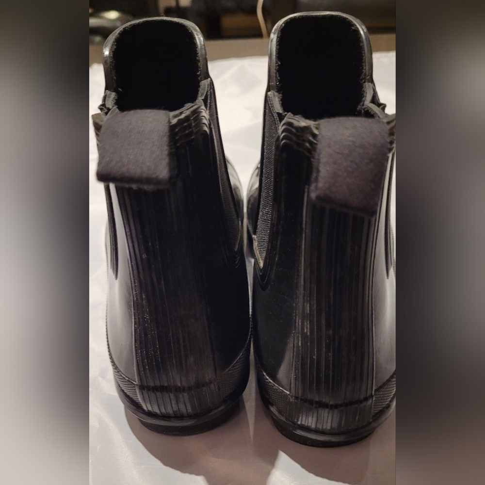 ❌️SOLD❌️ Hunter Glossy Chelsea Short Boots. Size 9 - Picture 6 of 10